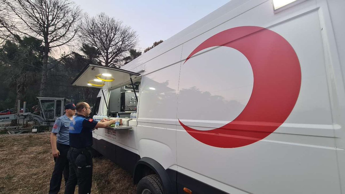 #Marmaris'te söndürme çalışmaları süren yangına müdahale eden ekiplerin ve yangından etkilenen vatandaşlarımızın ihtiyaçlarını karşılamak üzere afet ekiplerimiz görev başında.