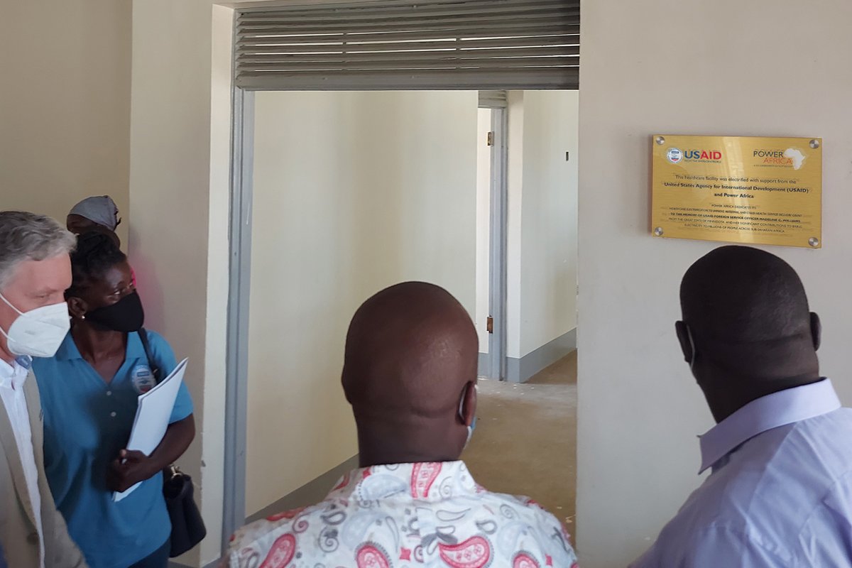 PowerAfricaUS's tweet photo. .@usmissionuganda visited the Bugana Health Center in Uganda’s #Namayingo district. Thanks to a @USAID/Power Africa grant, the facility now operates 24/7, boosting #MaternalHealth. The grant honors late Foreign Service Officer, Madeline C. Williams. #SustainSolar #EquatorialPower https://t.co/jUe2plnFS6