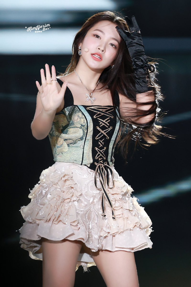 cuteyeripics's tweet photo. SHE !!!! https://t.co/jxbm53RtsV
