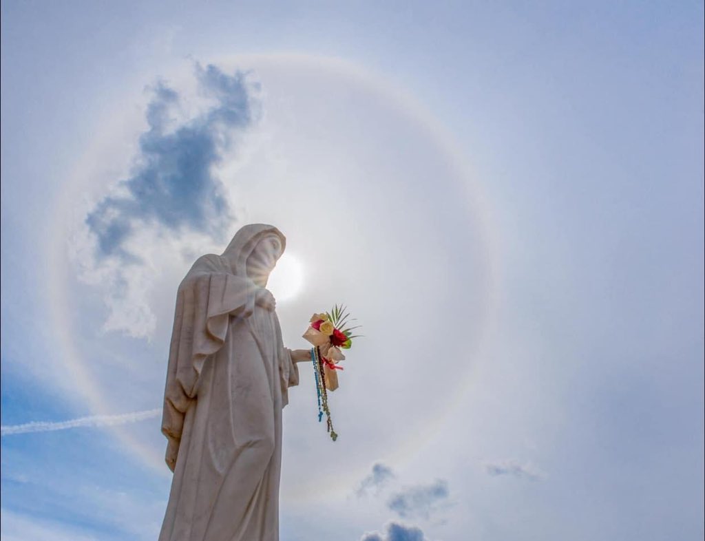 Medjugorje_ES's tweet photo. La Virgen no es solamente nuestra madre, nuestra guía, nuestra inspiradora, Ella es también la madre que llora por cada uno de nosotros y da fuerzas a cada uno de nosotros. https://t.co/iajUXMO4SC