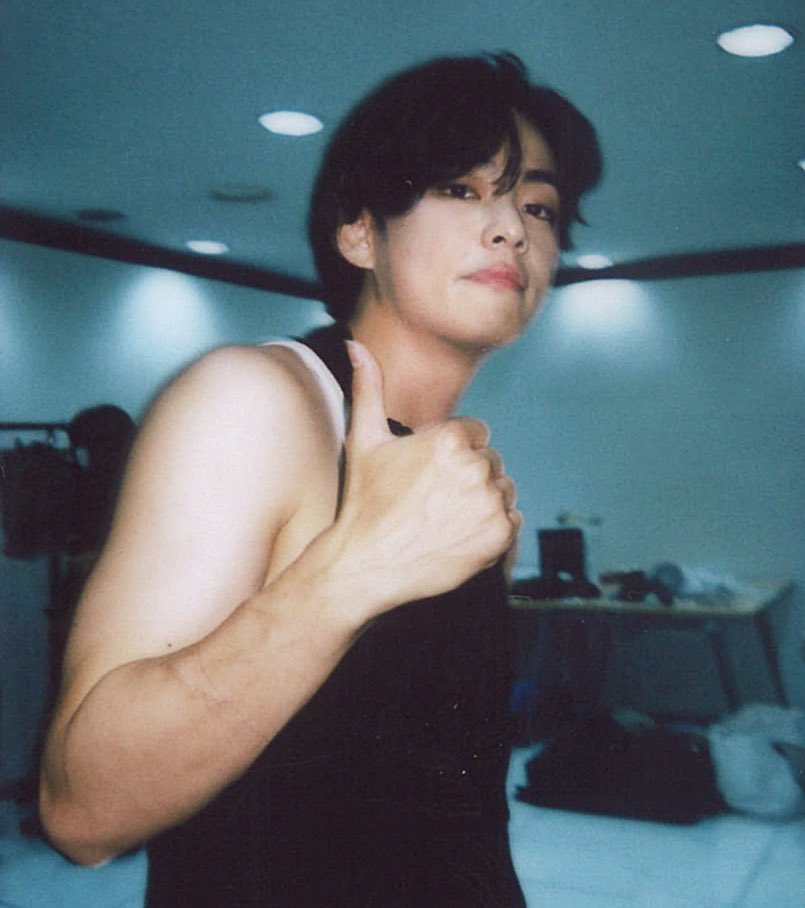 kkukstudio's tweet photo. AAAAARMS AAAAAAAAH MUSCLES TAEHYUNG https://t.co/wdakYOQxQC