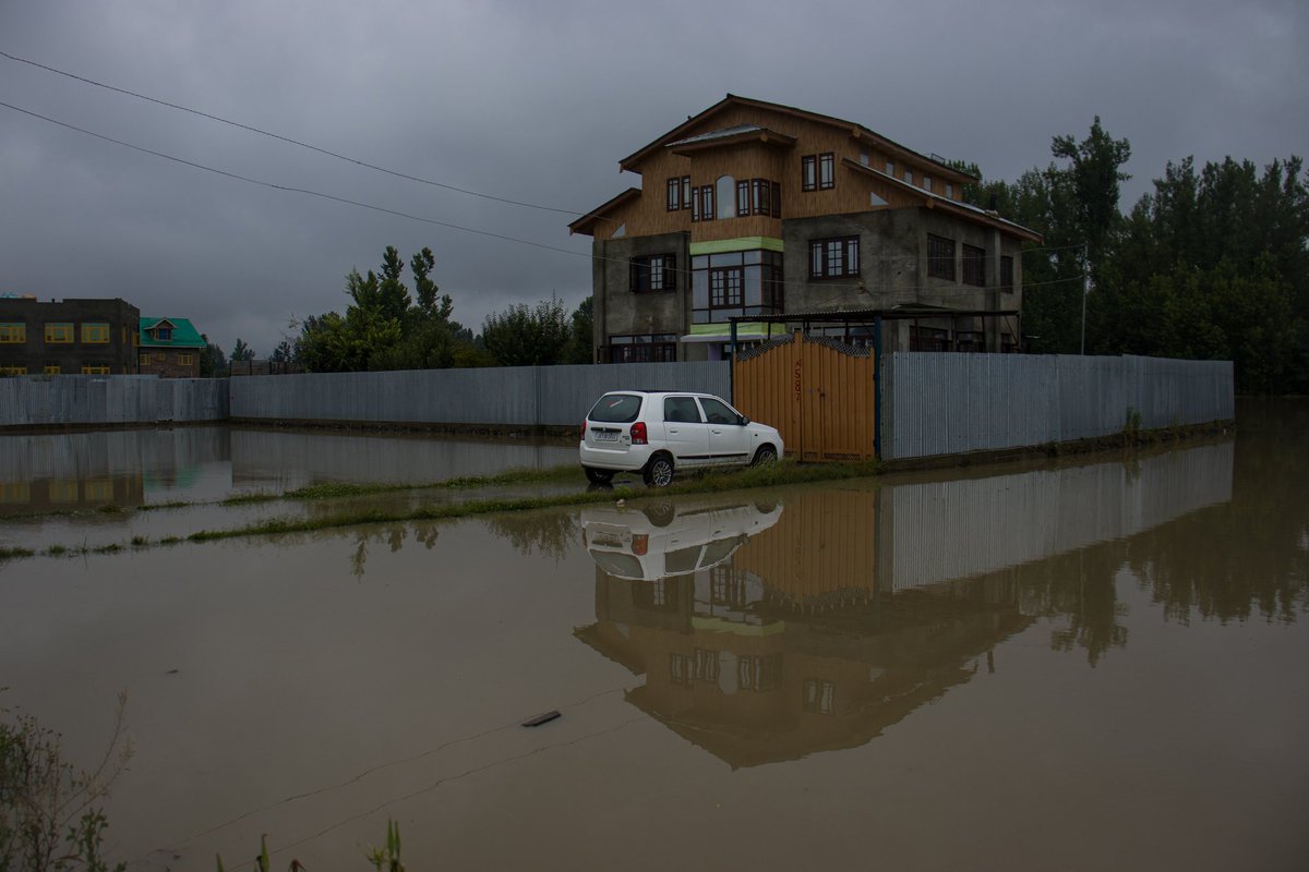 umarfarooq3546's tweet photo. Due to continuous rainfall flood like situation has arisen in many parts of South kashmir, Persistent rains led the closure of Srinagar -Shopian highway while govt have suspended classwork of Schools in many parts of the valley.

Photographs ~ Umar Farooq https://t.co/D6zjkClLRu