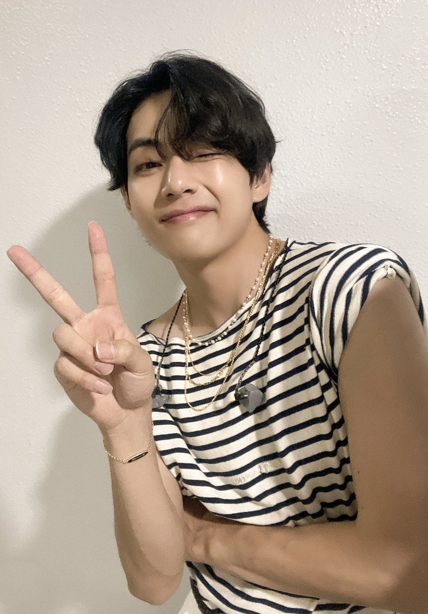 taeteland's tweet photo. HOW IS HE EVEN REAL https://t.co/mEKoePP52T