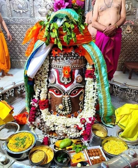 Amodji5's tweet photo. @S_S_RAJPUTANA *🙏🏻📿श्री शिवाय नमस्तुभ्यम्📿🙏🏻*
*🏵🌹•❁ #भस्म आरती_श्रृंगार ❁•🌹🏵*
*🎪❣स्वयंभू श्री महाकालेश्वर जी के भस्म आरती श्रृंगार दर्शन❣🎪*
*🔱 22 जून 2022 (बुधवार)🔱* https://t.co/mHqE3tf1cu