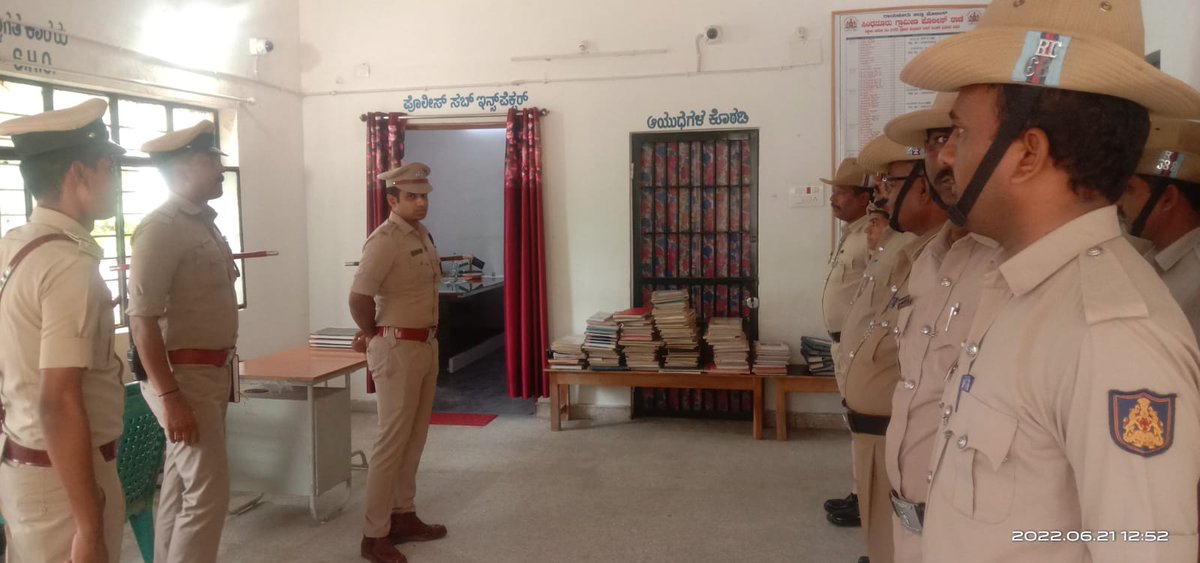 spraichur1's tweet photo. ದಿನಾಂಕ 21/06/22 ರಂದು  ಸಿಂಧನೂರು ಗ್ರಾಮೀಣ ಪೊಲೀಸ್ ಠಾಣೆಯ ವಾರ್ಷಿಕ ಪರಿವೀಕ್ಷಣೆ ಮಾಡಿ. ಸಿಬ್ಬಂದಿಗಳ ಕುಂದು ಕೊರತೆ ಕೇಳಲಾಗಿ, ಅಧಿಕಾರಿ ಮತ್ತು ಸಿಬ್ಬಂದಿ ವರ್ಗದವರಿಗೆ ಸಲಹೆ ಸೂಚನೆಗಳನ್ನು ನೀಡಲಾಯಿತು.
@DgpKarnataka @alokkumar6994 @112raichur https://t.co/d4mZMeMqeA