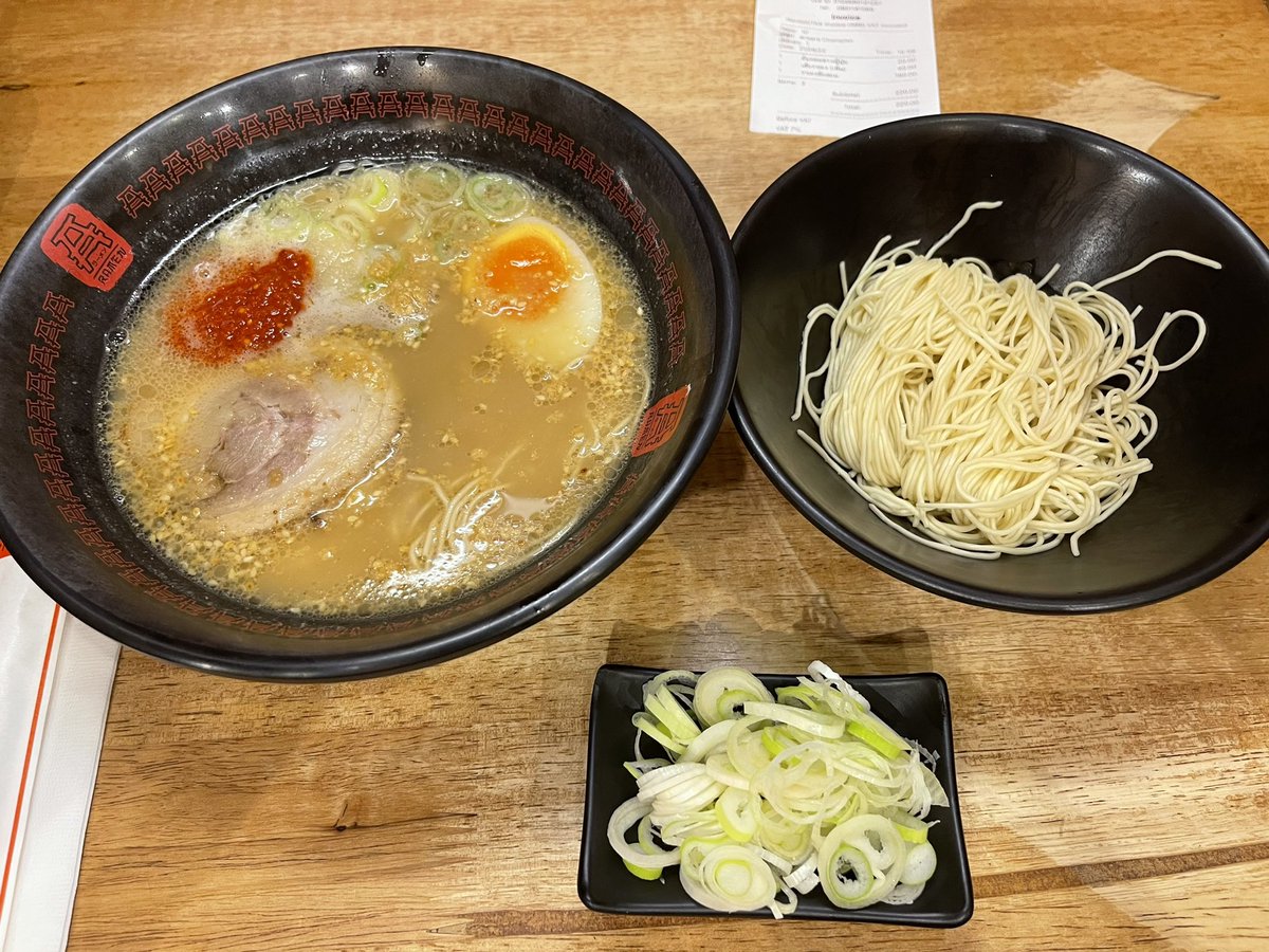 naturecafe2022's tweet photo. 実は全く知らなかった「Aらーめん」
会社の途中にあって、色んな麺屋があるなぁ〜としか感じなかった。
結果、安いし好きな味だった。何により、白ネギが大好き。チャーシュー麺+替玉+白ネギ(税込220バーツ)。
ちなみに、刻みネギカレーライスに入れたら旨いよね? え?
#Aramen
#タイのラーメン屋 https://t.co/df2F3yBwBt