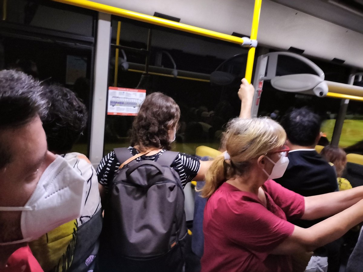 mmarcetc's tweet photo. @BusGarraf Bus de les 7:10. Espatllat just sortir a Sitges. Ens recull un altre bus molt mes petit i a petar de Gent. Tots drets per autopista. Cinturón? Una vergonzoso de servei. Ens tracten con sí fossim objectes. I seguim pagant!!! https://t.co/0XIOtTOXTw
