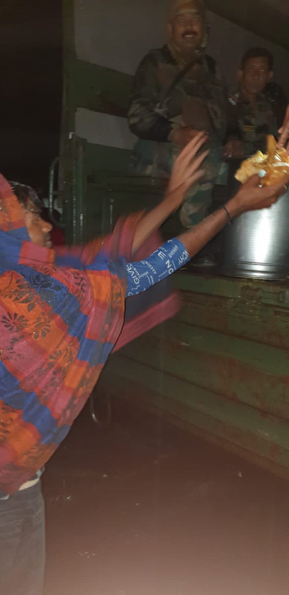 NorthernComd_IA's tweet photo. #IndianArmyPeoplesArmy 
In response to numerous distress calls by civilians stranded at NH44 #IndianArmy provided Humanitarian Assistance by evacuating 300 civilians including 100 women &amp; children to safe location &amp; provided hot meals.(1/2)
#WeCare 

@adgpi
@DefenceMinIndia https://t.co/loosVdrPYU