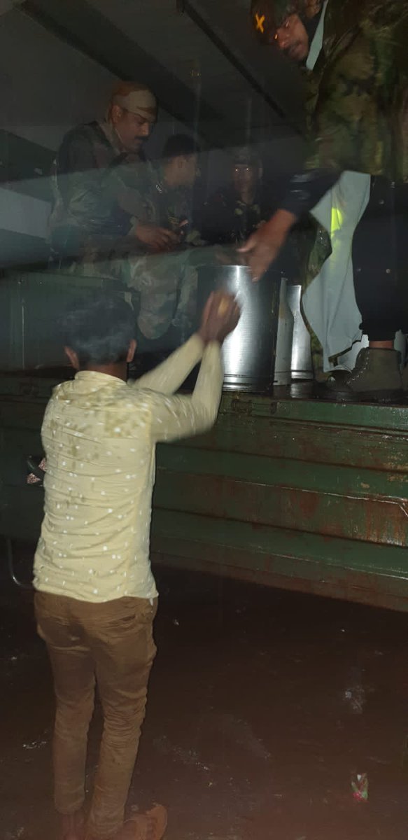 NorthernComd_IA's tweet photo. #IndianArmyPeoplesArmy 
In response to numerous distress calls by civilians stranded at NH44 #IndianArmy provided Humanitarian Assistance by evacuating 300 civilians including 100 women &amp; children to safe location &amp; provided hot meals.(1/2)
#WeCare 

@adgpi
@DefenceMinIndia https://t.co/loosVdrPYU