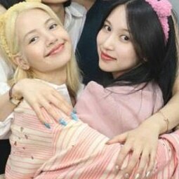 minameekies's tweet photo. mina and lisa hugging https://t.co/A7ezx49uHn