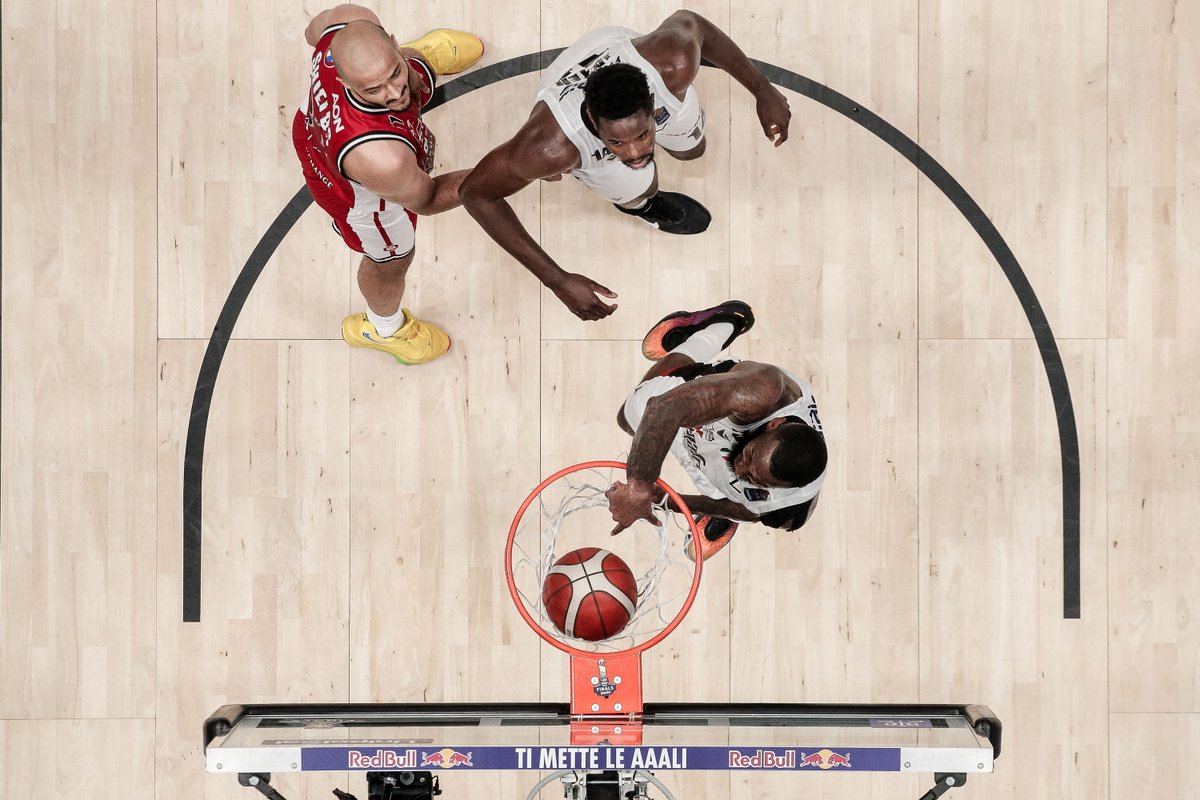 LegaBasketA's tweet photo. La @PanasonicItalia Top 10 delle #LBAFinals2022 โจ
๐ฅ la schiacciata di @KarrSampson14 โก๏ธ
๐ฅ l'assist di @TokoShengelia23 ๐คฏ
๐ฅ la quasi logo-tripla di @SergioRodriguez ๐ฃ
E molto altro... Quanto spettacolo in queste finals! ๐คฉ๐ฅ
๐ฝ https://t.co/nM5HFvd2HK
#ThisIsWhatWePlayFor https://t.co/r44ku5O4Si