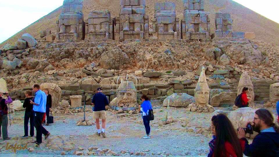 TurizmTourism's tweet photo. Commagene Kingdom | 2150m high,2000 yearsold.Mount #Nemrut is so #spectacular that even its view gets forgotten | 📸SK #BerfendBer
#Kommagene #VisitTurkey #hellotürkiye #commagenekingdom #commagene https://t.co/qrVpe38SL0