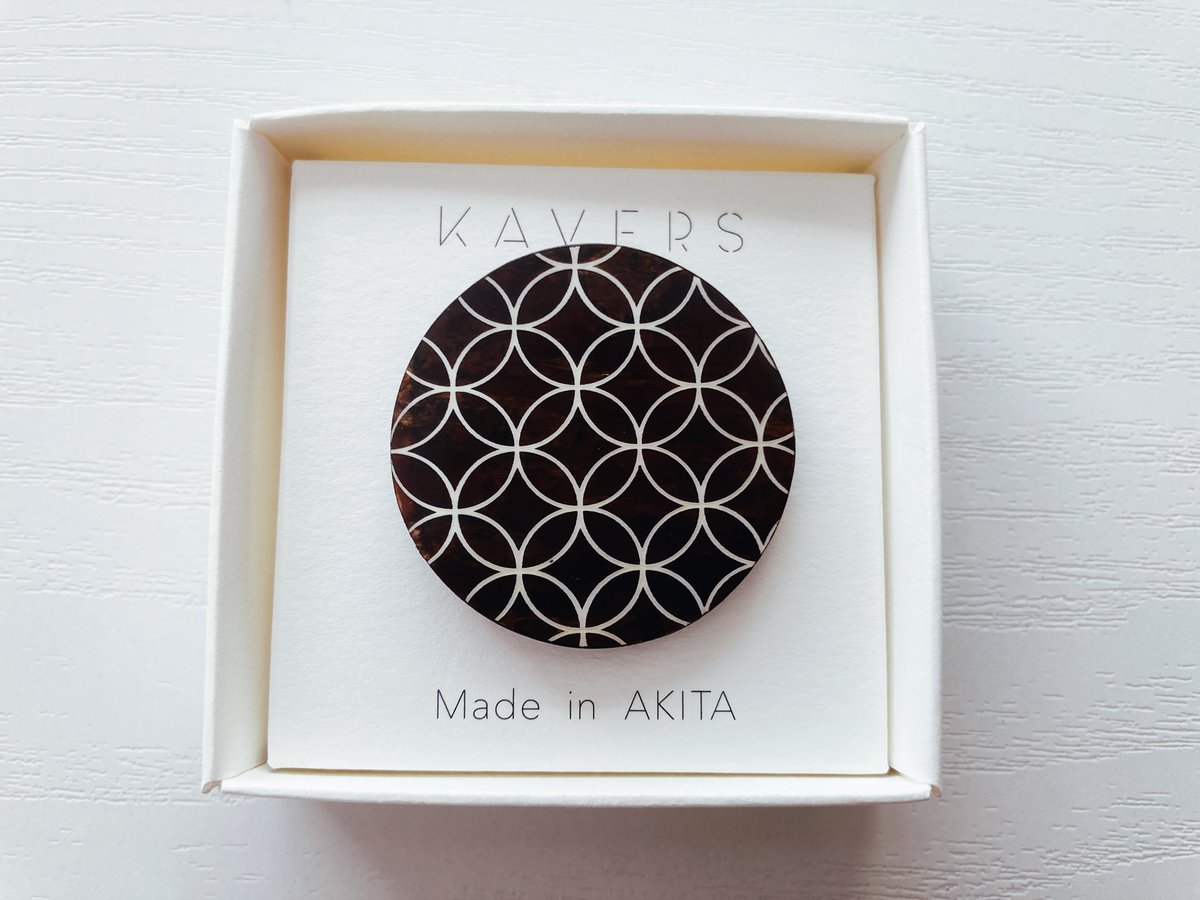 mokutopia_web's tweet photo. かわいいだけじゃない！樺細工で作られているから上品さも兼ね備えたブローチ♡

大人気の七宝繋ぎ（しっぽうつなぎ）の柄は、円が続く模様から［円満］［調和］［平和］などの素敵な意味が💓

贈り物にも、自分用にもぴったりですよね✨

#秋田 #伝統工芸品 #KAVERS

https://t.co/ZrbTJsAz7U https://t.co/83LwJDYLGq