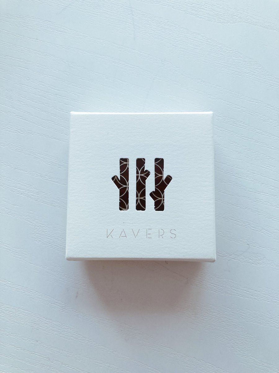 mokutopia_web's tweet photo. かわいいだけじゃない！樺細工で作られているから上品さも兼ね備えたブローチ♡

大人気の七宝繋ぎ（しっぽうつなぎ）の柄は、円が続く模様から［円満］［調和］［平和］などの素敵な意味が💓

贈り物にも、自分用にもぴったりですよね✨

#秋田 #伝統工芸品 #KAVERS

https://t.co/ZrbTJsAz7U https://t.co/83LwJDYLGq