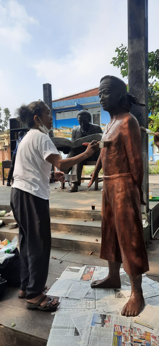 MultatuliMuseum's tweet photo. Ibu Dolorosa Sinaga dan patung karyanya, Saidjah. Siang ini di halaman Museum Multatuli, Ibu Dolo dan tim sedang merapikan patung interaktif Multatuli, Saidjah, Adinda. 

#patungmultatuli
#saidjahadinda
#museummultatuli
#rangkasbitung https://t.co/xX1u4qIDXF