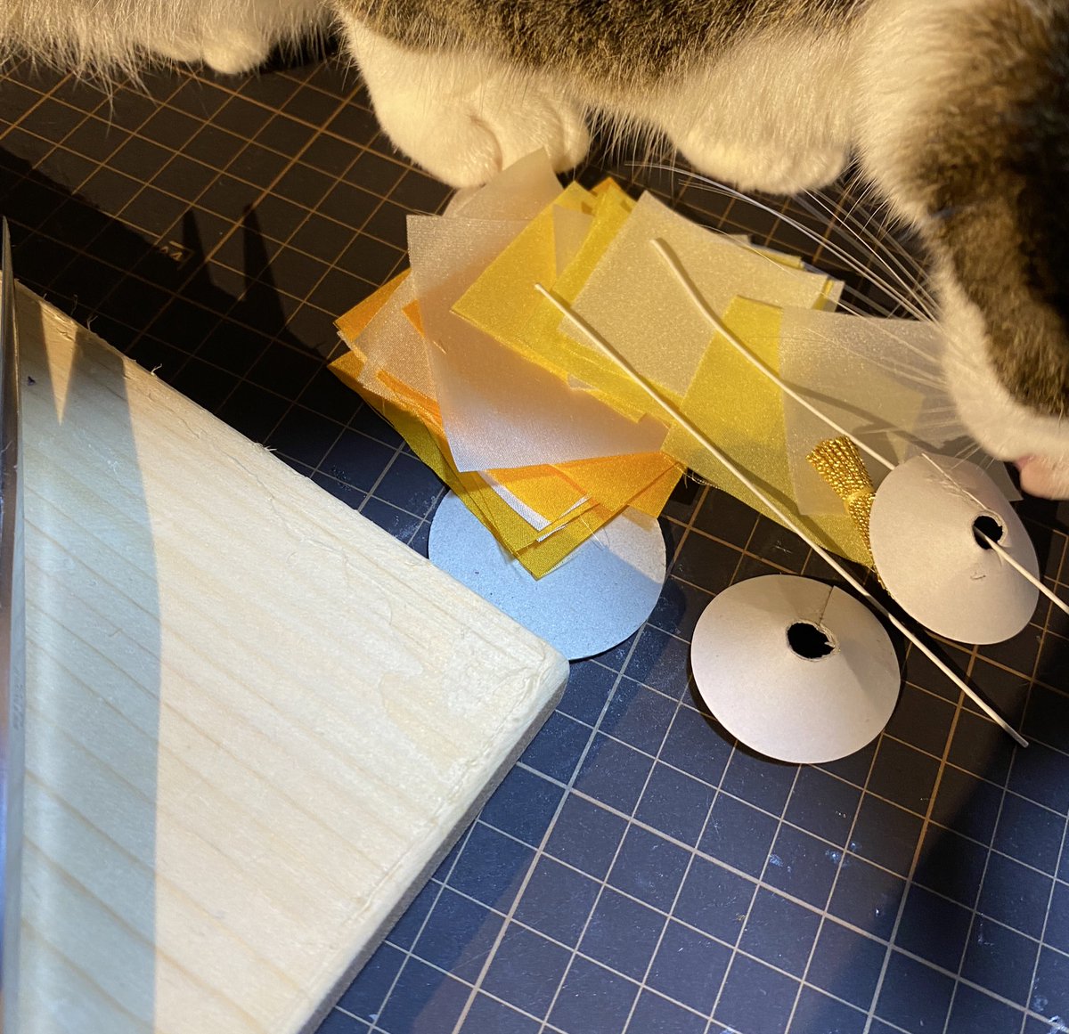 今からAZUKI <a href="/AzukiOfficial/">Azuki</a> のyellow kanzashiをつまみ職人が作っていくよ