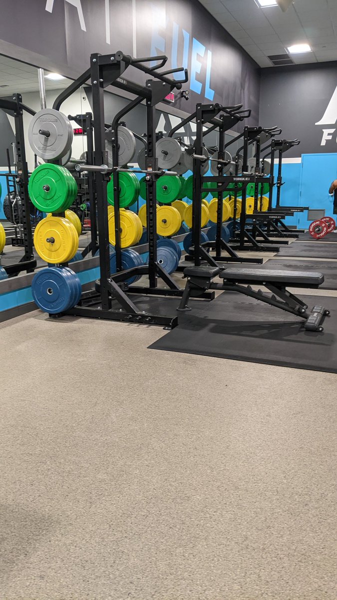 ShadowW3lch's tweet photo. I was about to leave the gym after doing my box squats. The weights were put away, bar and bench wiped. I was going to leave it there. Then I thought... What would @TxSecurityGal do. I went back and put the bench away. 😁 #PutThingsAway #CleanUpAfterYourself #CleanGym https://t.co/td0ac2erVi