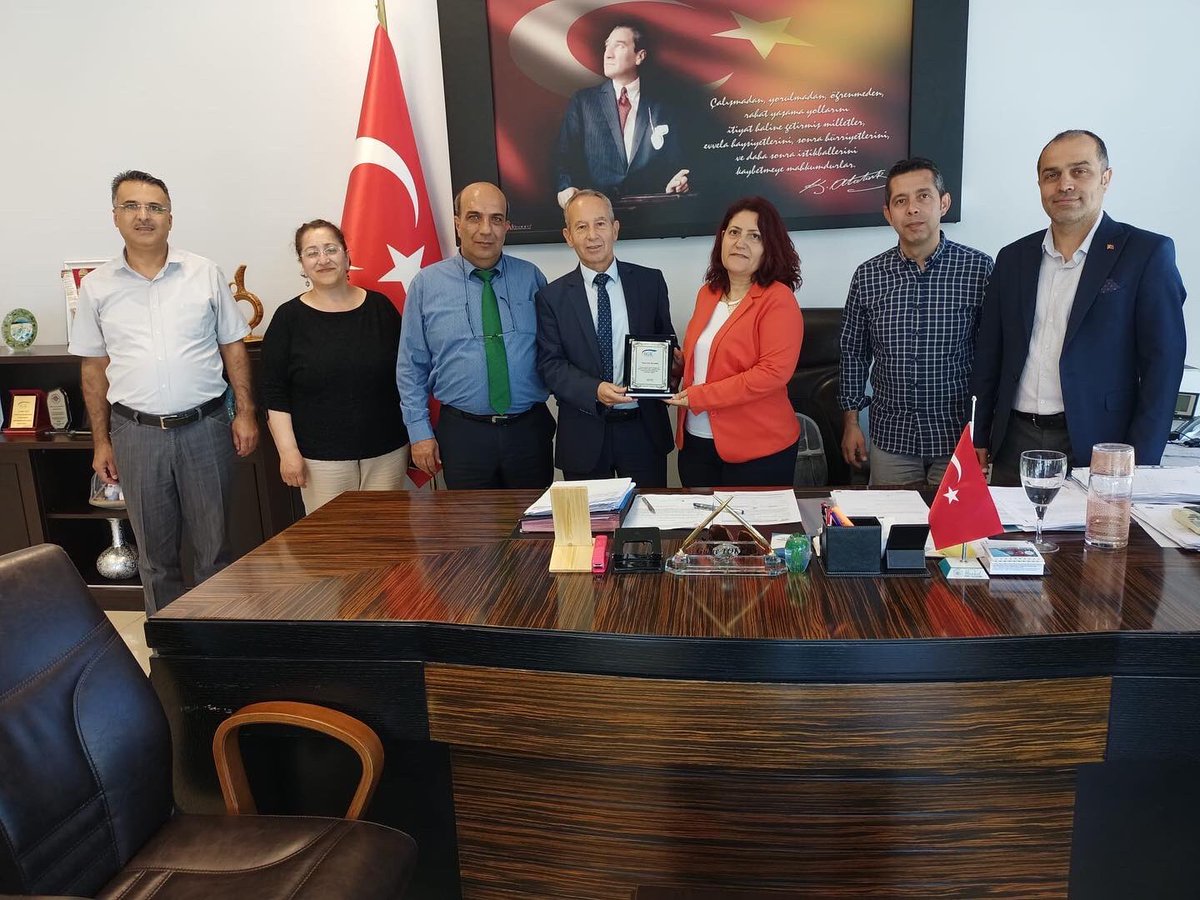 SgmPendik's tweet photo. Merkez Müdürümüz ve Müdür Yardımcılarımız Sigorta İl Müdür Yardımcımız Sayın; Falih TELSEREN’in plaketini takdim etmiştir. Kurumumuza emeği geçen, Sigorta İl Müdür Yardımcısı Falih TELSEREN’e bundan sonraki emeklilik hayatında sağlık ve mutluluk dileriz.

#pendiksgm https://t.co/UPM7TXqPmO