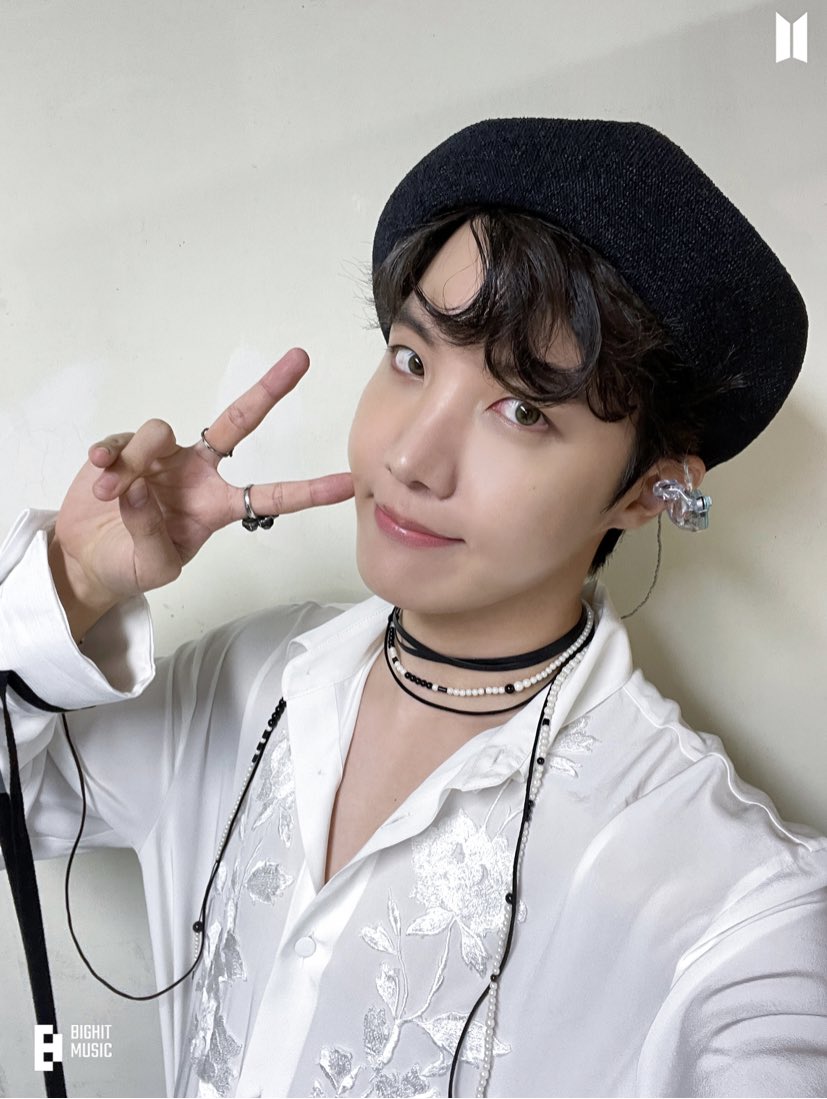 katie_withlove's tweet photo. They answered 77 questions on Bangtan TV โฆ gave us 7 poses in Polaroids & PCs for 7 members today. Hobis Cd will come out 7-7 hahahahaha did I crack the code! #HOBIPALOOZA #hopeworld2 #bts https://t.co/jiGXLPZGLs