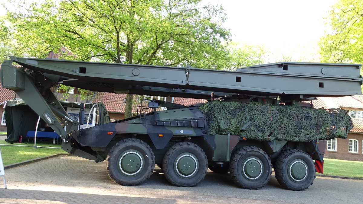 The system was shown at the occasion of the Royal Netherlands Army <a href="/landmacht/">Koninklijke Landmacht</a> Engineer Regiment‘s 274th Birthday event in the Van Brederode Barracks in Vught May 2022, in close coordination with partners GDELS – Bridge Systems and Pearson Engineering. <a href="/GDELS_Official/">General Dynamics European Land Systems</a>