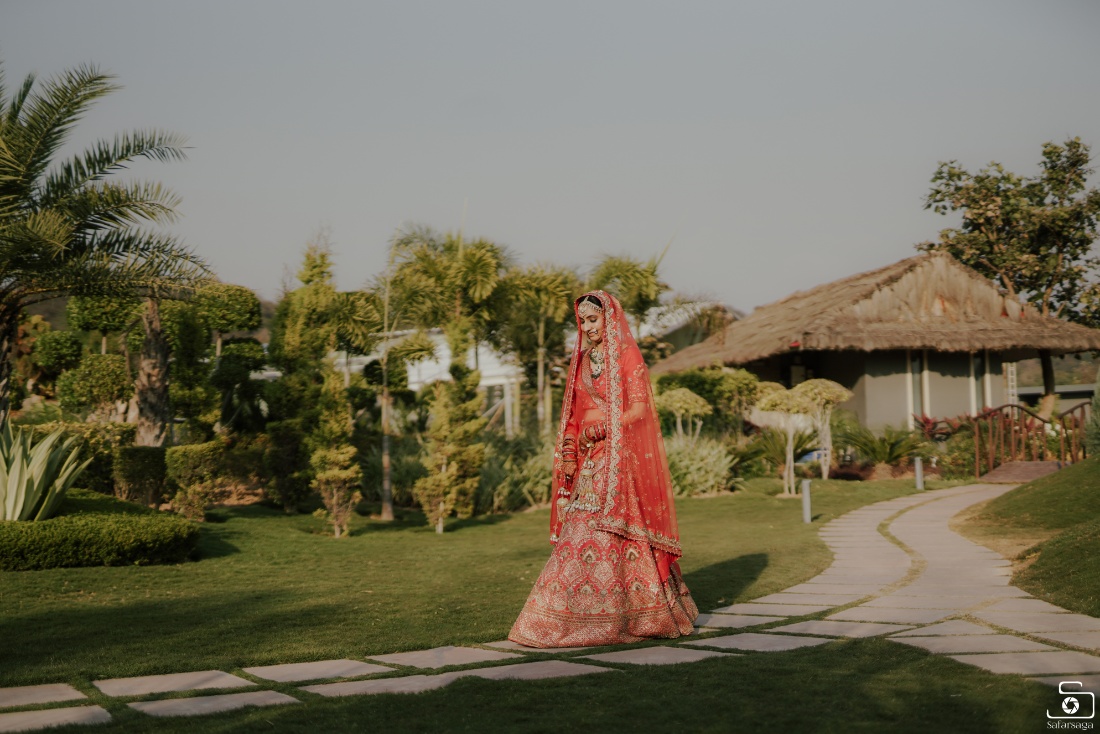 safarsaga's tweet photo. "Bronzed with elegance, enamelled with grace" ✨
MUA : makeoversby_seerjana 
Hairstylist: Himanshu Rathour
Venue : The Hermitage Farms 
#bridesofinstagram #bridesofindia #bride #indianwedding #indianweddingphotography #indianweddinginspiration #weddinginspiration #wedding https://t.co/Tk0VzXS1Fz