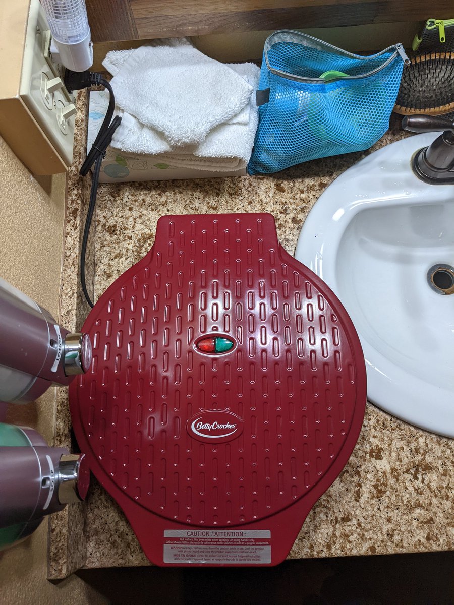 tamar_marvin's tweet image. The Betty Crocker is everything it's cracked up to be, WOW @BetweenCarpools 

Fresh pizza in a hotel room. Frozen pizza rounds + pizza sauce + cheese.

Kids' reviews include "best ever" hotly contested by "just like from the oven at home, nbd."

Kosher travel gamechanger.