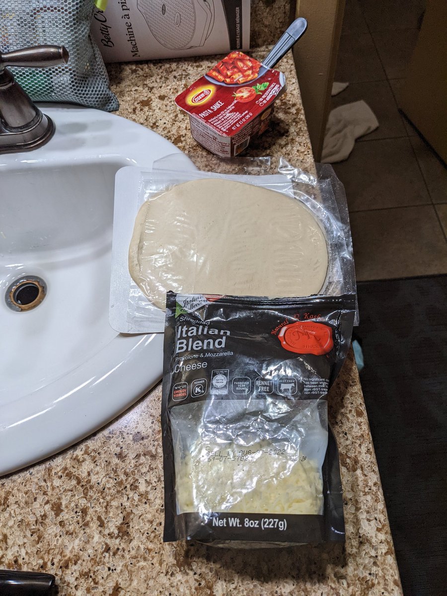 tamar_marvin's tweet image. The Betty Crocker is everything it's cracked up to be, WOW @BetweenCarpools 

Fresh pizza in a hotel room. Frozen pizza rounds + pizza sauce + cheese.

Kids' reviews include "best ever" hotly contested by "just like from the oven at home, nbd."

Kosher travel gamechanger.