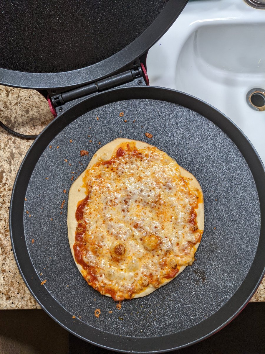 tamar_marvin's tweet image. The Betty Crocker is everything it's cracked up to be, WOW @BetweenCarpools 

Fresh pizza in a hotel room. Frozen pizza rounds + pizza sauce + cheese.

Kids' reviews include "best ever" hotly contested by "just like from the oven at home, nbd."

Kosher travel gamechanger.