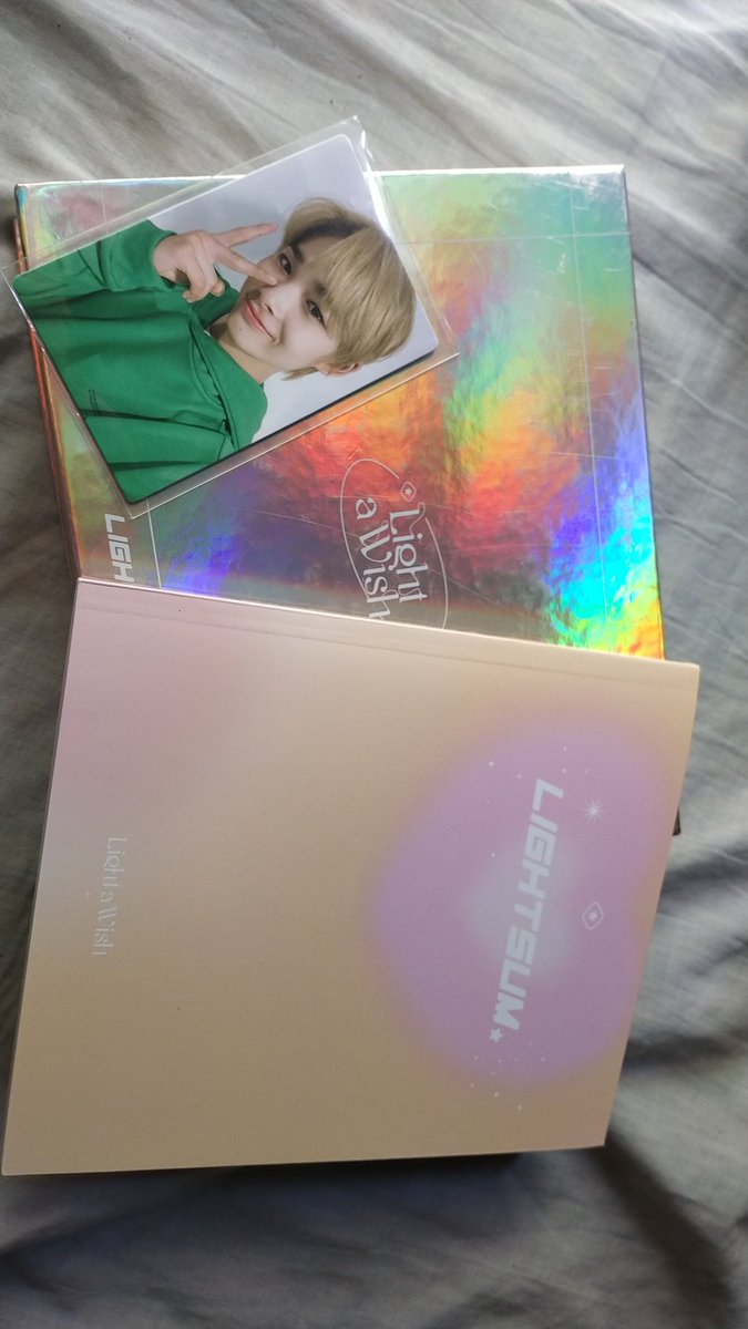 _ssnowflakes's tweet photo. Got my random unsealed album di ko man sila kilala worth it nmn sa light stick PC thank you very much @soliseoulcartph waiting for my batch 4,5,6.😘❣️❣️
#SSCFEEDBACKS https://t.co/dIKakwAVGB