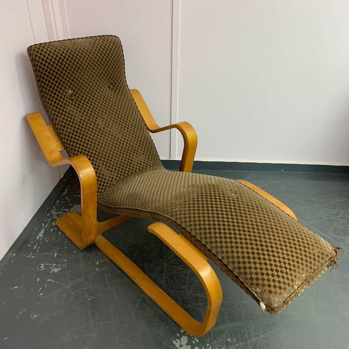 This bentwood chaise longue is an iconic part of furniture history. This version is instantly recognisable and extremely comfortable to sit in. An update rather than a revamp. We settled on a beautifully rich @ninacampbellltd Claribel velvet in pattern Amelie.