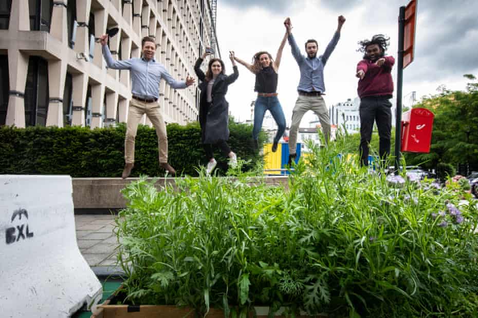 jonashelseth's tweet photo. More flowers, fewer cars: the rewilders turning parking spaces into parks:
https://t.co/lGxFV7KKGw

Inspiring @Phoeb0 in @Guardian on @citizen_garden &amp; plenty similar 🇪🇺🇬🇧 #SpaceMaking #CitizenAction 🤩
Deserved kudos @CityBrussels
for not being #Carbeek
&amp; letting @EgmontING stay https://t.co/jpFFq5hMU9