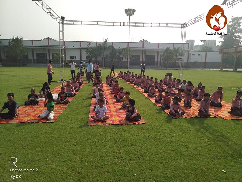 sangharsh_trust's tweet photo. Visit our website https://t.co/U24kA2WwXR

नवीपुर मुरादनगर के प्राइमरी स्कूल सेंट्ली के बच्चो के साथ फार्महाउस पर इंटरनेशनल योगा डे बनाया और सभी बच्चो को बिस्किट्स और पेंसिल कीटस संघर्ष ने डिस्ट्रीब्यूट किया साथ ही योगा का महत्त्व पर बच्चो का मार्गदर्शन किया I https://t.co/gyMS8Op49N