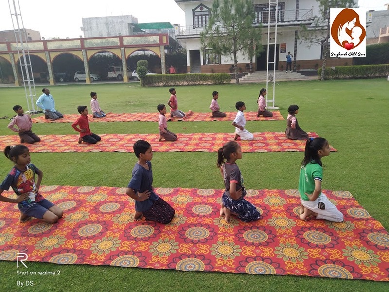 sangharsh_trust's tweet photo. Visit our website https://t.co/U24kA2WwXR

नवीपुर मुरादनगर के प्राइमरी स्कूल सेंट्ली के बच्चो के साथ फार्महाउस पर इंटरनेशनल योगा डे बनाया और सभी बच्चो को बिस्किट्स और पेंसिल कीटस संघर्ष ने डिस्ट्रीब्यूट किया साथ ही योगा का महत्त्व पर बच्चो का मार्गदर्शन किया I https://t.co/gyMS8Op49N