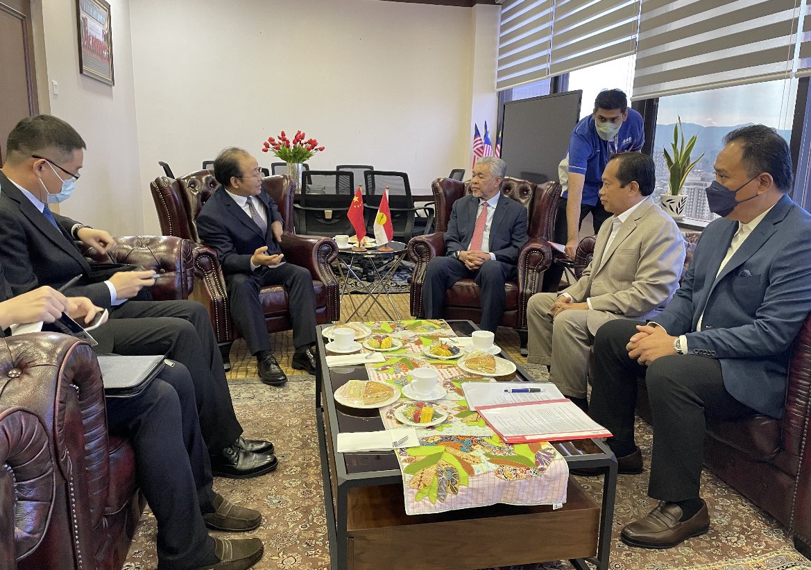 ahmadmaslan's tweet image. Pertemuan Presiden UMNO DS @DrZahidHamidi dgn Duta Negara #China ke #Malaysia HE Ouyang Yujing di Tkt 38 #PWTC Rabu 22/6/22. 

Pelbagai perkara khasnya ekonomi dibincang dlm pertemuan lebih sejam itu. Saya turut hadir. China adalah negara ke-2 kuasa ekonomi di dunia selepas #USA.