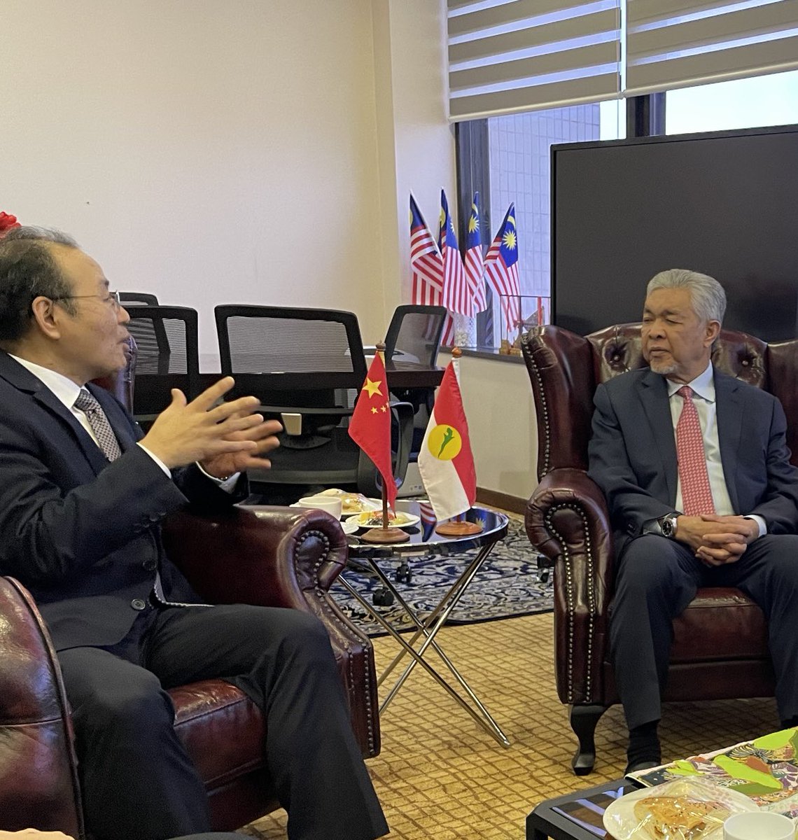 ahmadmaslan's tweet image. Pertemuan Presiden UMNO DS @DrZahidHamidi dgn Duta Negara #China ke #Malaysia HE Ouyang Yujing di Tkt 38 #PWTC Rabu 22/6/22. 

Pelbagai perkara khasnya ekonomi dibincang dlm pertemuan lebih sejam itu. Saya turut hadir. China adalah negara ke-2 kuasa ekonomi di dunia selepas #USA.