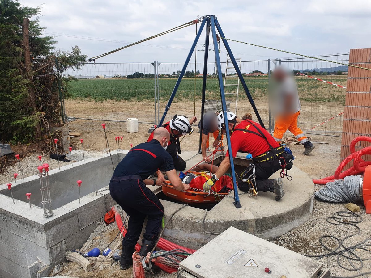 sdis31officiel's tweet photo. Lundi, les sapeurs-#pompiers de la #HauteGaronne spécialisés dans le secours en milieu périlleux et montagne sont intervenus à plusieurs reprises dans le département pour prêter main forte à leurs collègues engagés sur des missions particulières. 
➡️https://t.co/Bxj7kqpwVJ https://t.co/OBcn6aEbzq