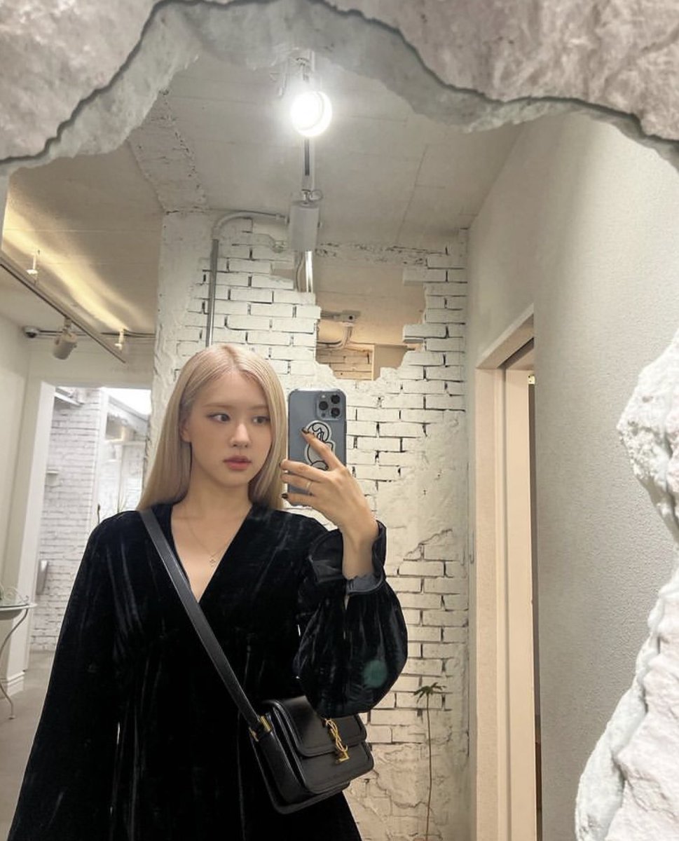 roseunpark's tweet photo. ☆ ︲ ᨳ “. . .O’mirror, please said the truth.” I glanced over the mirror along with my phone while pampered in a black satin dress. Indeed, I posed with elegancy to attract everyone’s attention. Please have a pleasant glee portraiture of me because I feel cute here. https://t.co/2tdJ0csW1j