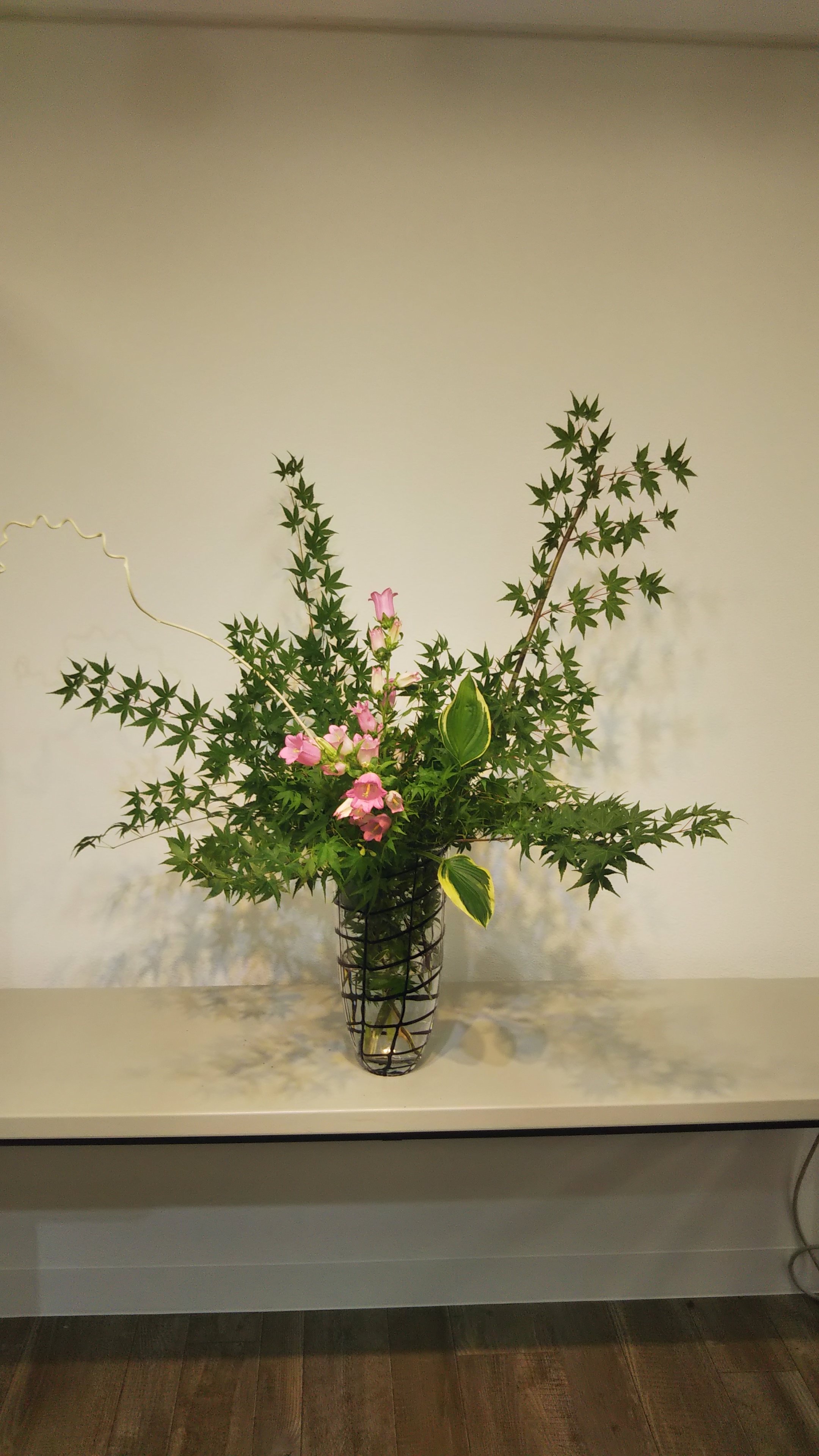 花散里 夏至 6月21日 に假屋崎省吾花教室で レッスンを受けました 初回ですので フリースタイルで3作品を生けました 花 だけを見て花のことだけを考える時間 花に触れると気持ちが整理されて 心にゆとりが持てます 假屋崎省吾 T Co