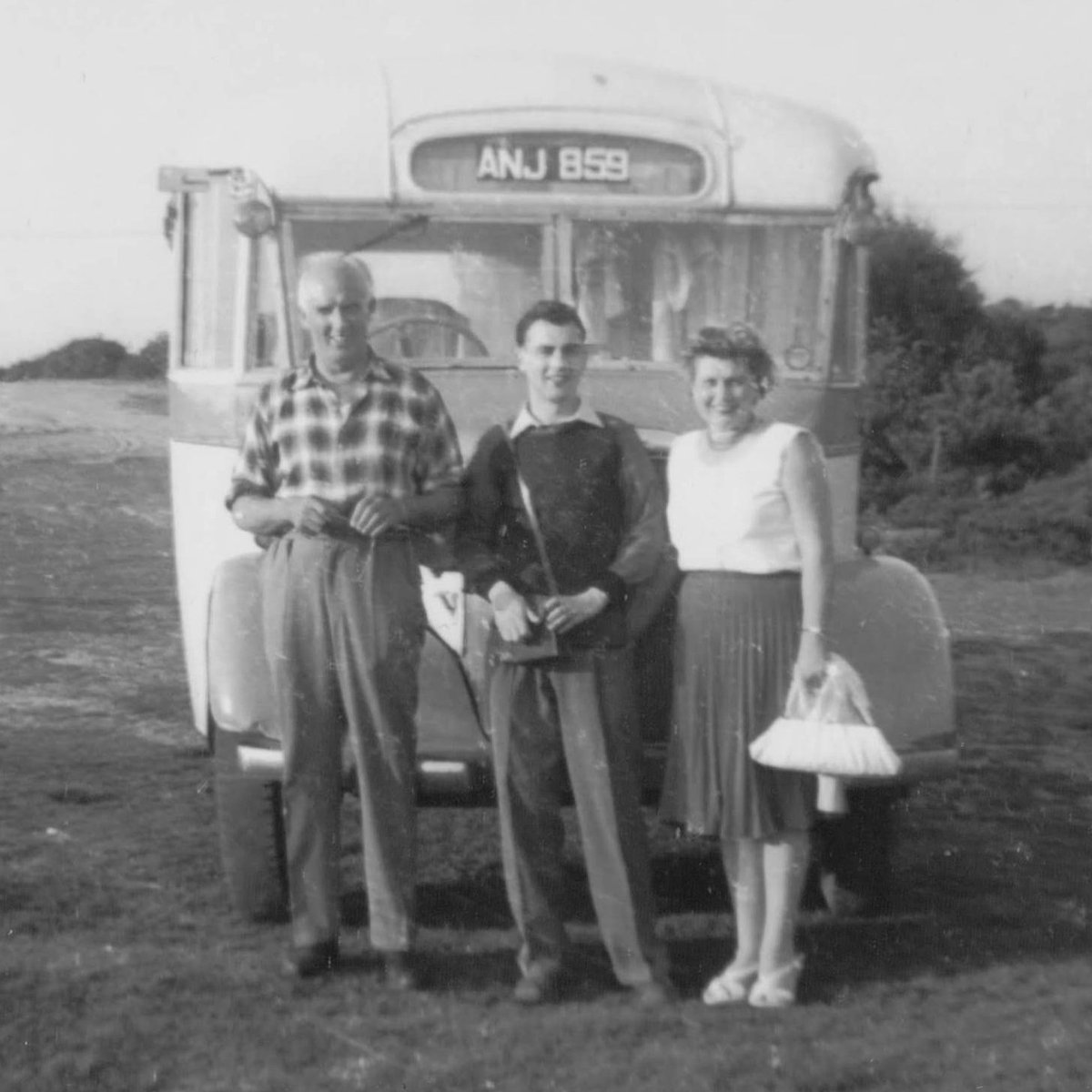 UKPhotoArchive's tweet photo. I love this early converted campervan from the 1950s. The freedom these people must have had, quiet roads, stopping where they liked. Bliss! #vanlife #campervan #1950s https://t.co/kFSDZASKoq