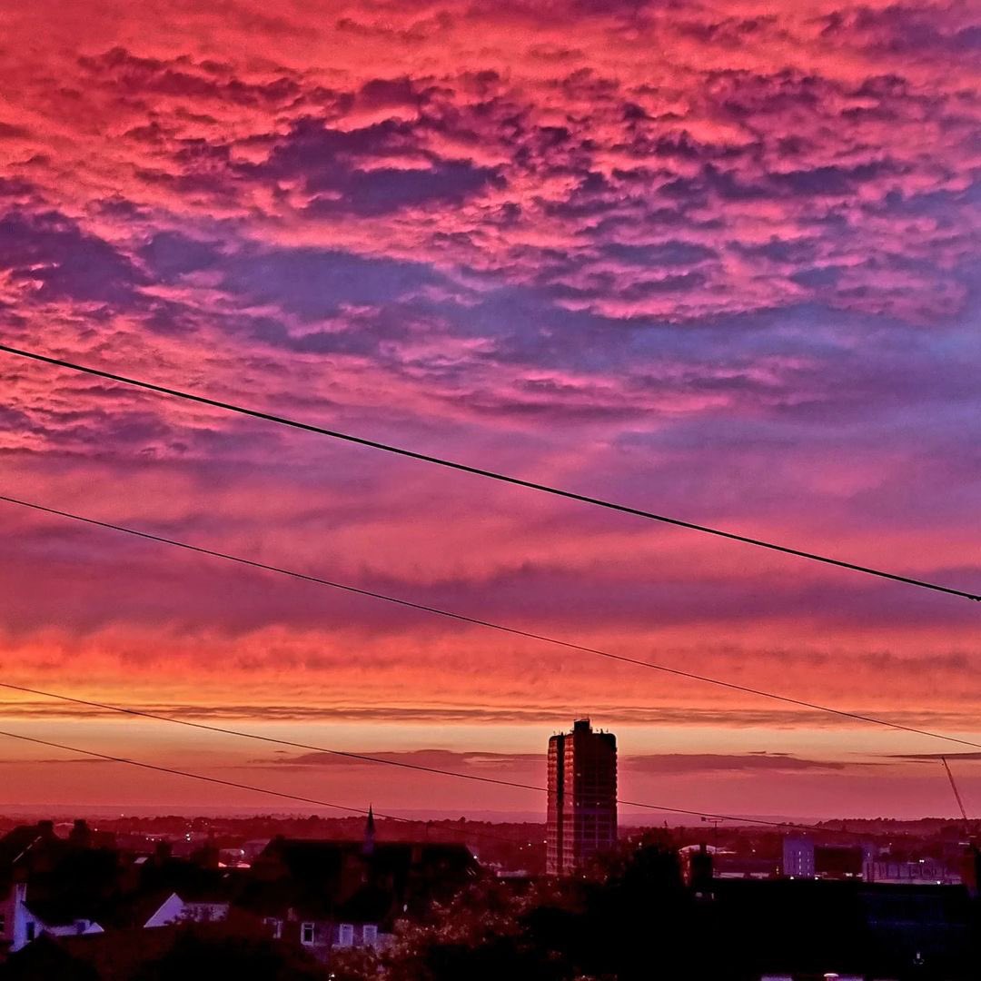 Selling Swindon’s sunset 💚 How amazing does the Swindon skyline look in this stunning photo? 

🔗 visitswindon.org.uk

_
Credit 📸: @explorewiltshire 
#explorewiltshire #exploreswindon #swindon #visit_swindon #sellingsunset #AGameOfTones #EarthPix #DiscoverEarth