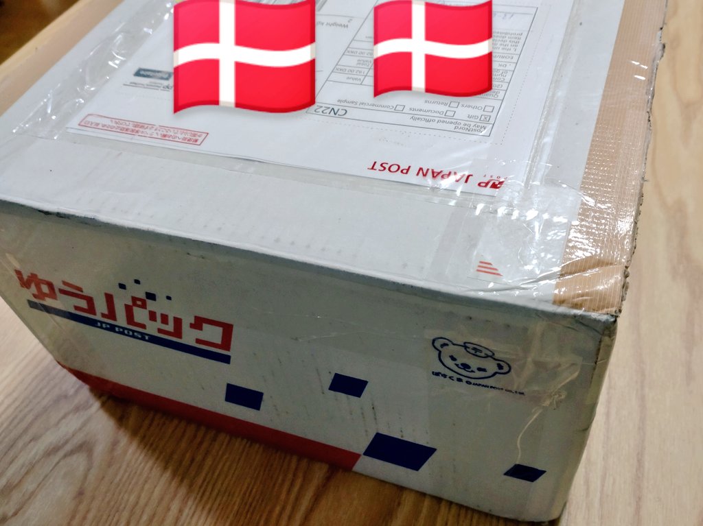 yamato_m_osaka's tweet photo. うちから送ったゆうパックの箱に入って、デンマーク🇩🇰からお菓子が届きました✈️
いくつかゴムっぽいビジュアルの物が見えててドキドキしています😇
何から食べよう?(娘の許可待ち)🤩
#公式スイーツ同好会
#北欧
#Denmark
#Langeskov https://t.co/h7LC0UiB0w