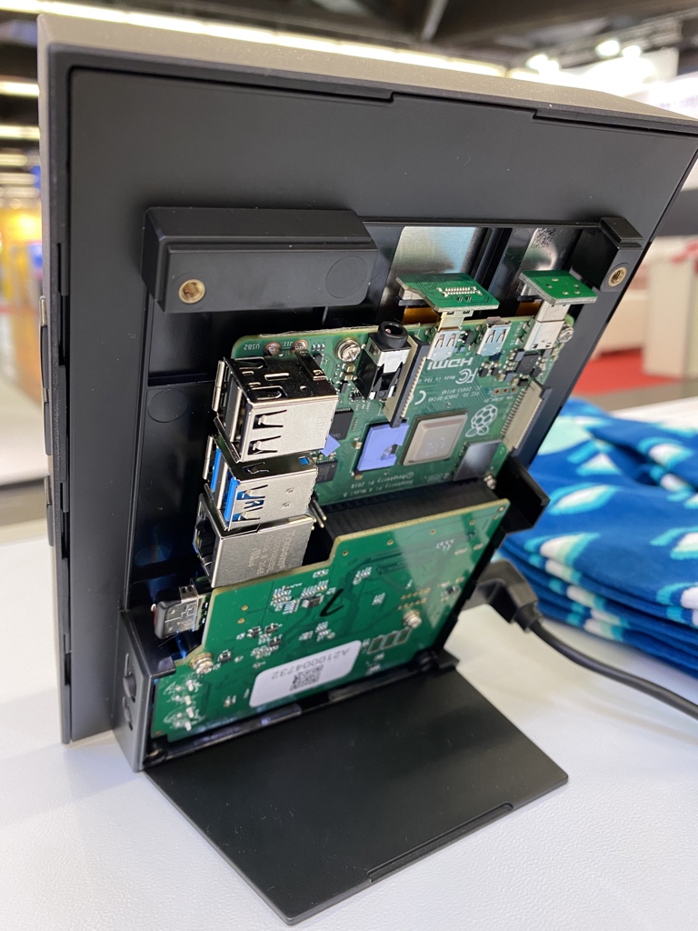 Even though <a href="/Memfault/">Memfault</a> does not (yet?) run on the <a href="/LKGGlass/">Looking Glass</a>  Portrait, a RPi 4 + MCU auxiliary board are an excellent match for it! Come by to our booth 4-638 at <a href="/embedded_world/">embedded world</a> today or tomorrow to talk about Memfault… or animated holograms 😉