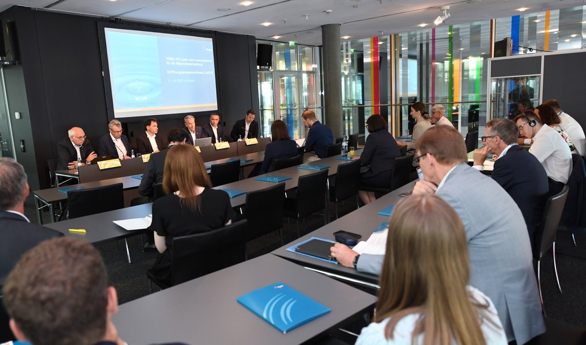 VDMAonline's tweet photo. Die #VDMA Arbeitsgemeinschaft Laser u. #Lasersysteme für die Materialbearbeitung war Teil der #LASYS 2022 Pressekonferenz.  Mitglieder @TRUMPF_News @LaserlineGmbH und EMAG LaserTec stellten das thematische Highlight #Elektromobilität vor.
https://t.co/2Bx5ZqoOVI @LASYS_TradeFair https://t.co/mBBF2vsHSR