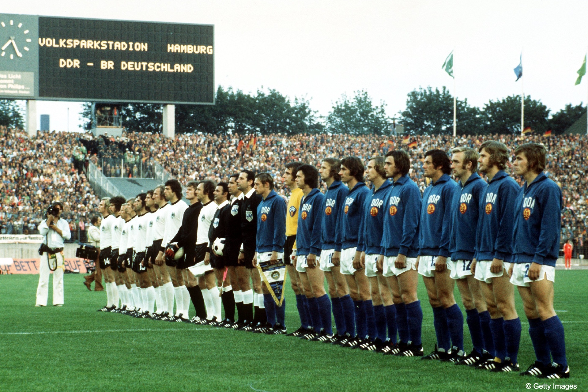 сборная гдр 1990. футбол чм 1974 сборная гдр. сборная гдр 1974. постеры и снимки футбольных клубов гдр. чемпионат гдр по футболу.