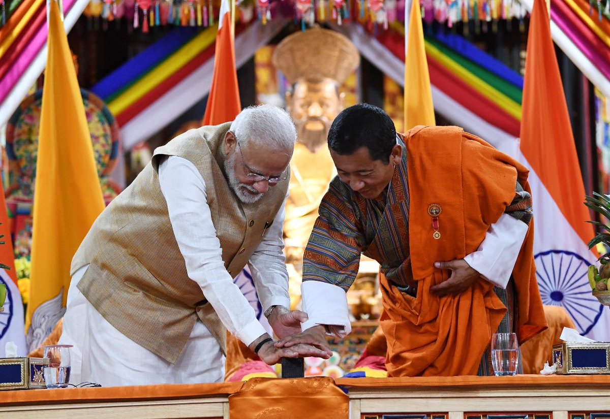 Indiainbhutan's tweet image. 1/2 
India is pleased to announce an increase in bandwidth from 1 Gbps to 5 Gbps for the National Knowledge Network-@DrukREN link. This high speed internet will benefit all colleges, schools &amp;amp; hospitals increasing access to educational content across Bhutan.  

#Connectivity 🇧🇹🇮🇳