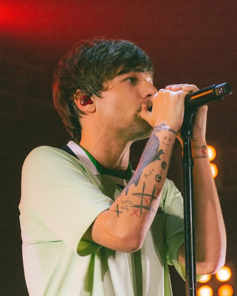HLDTour's tweet photo. Louis Tomlinson, live from Antel Arena. 
#LTWTMontevideo
24.5.22

📸: @federicamph https://t.co/aZweOq2AfO