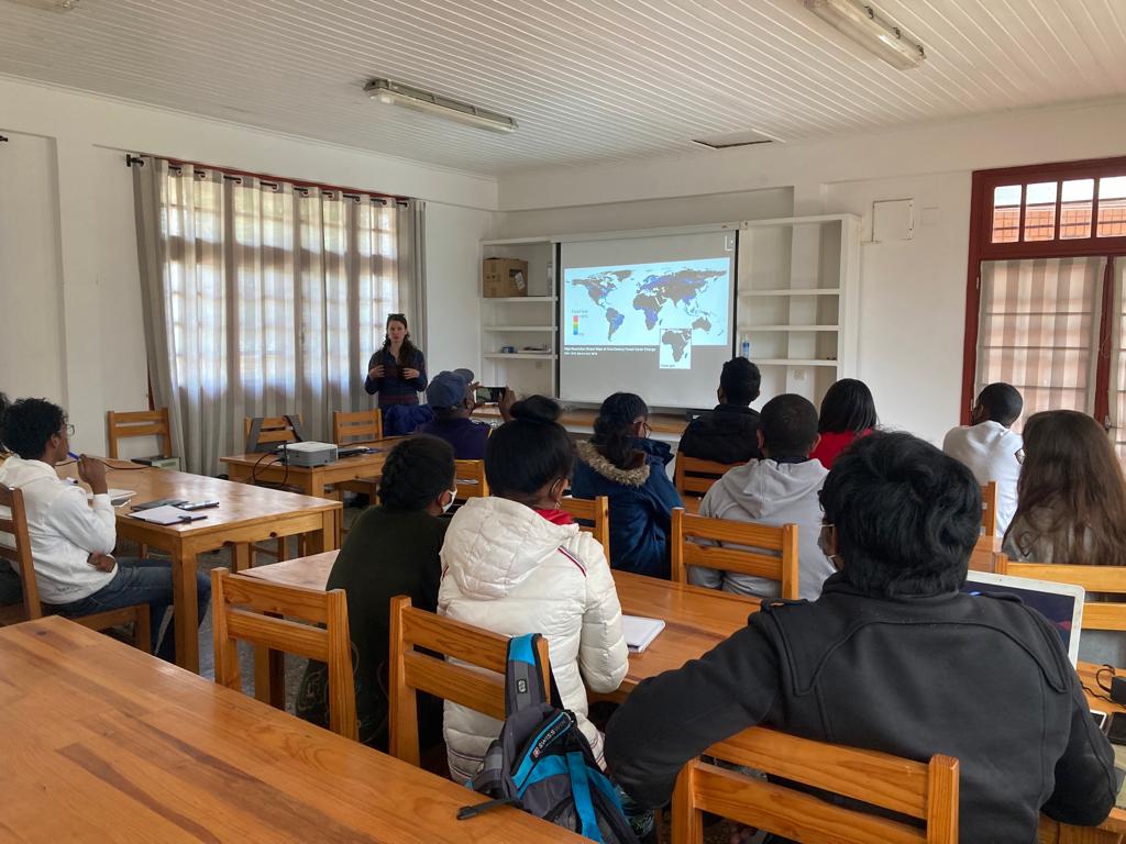 mbc_madagascar's tweet photo. Fantastic talk by @LeanneNPhelps @mbc_madagascar. Learned a lot about #fireregime in #Madagascar, she showed it is not that different from other tropical regions. https://t.co/nYEVzzmYge