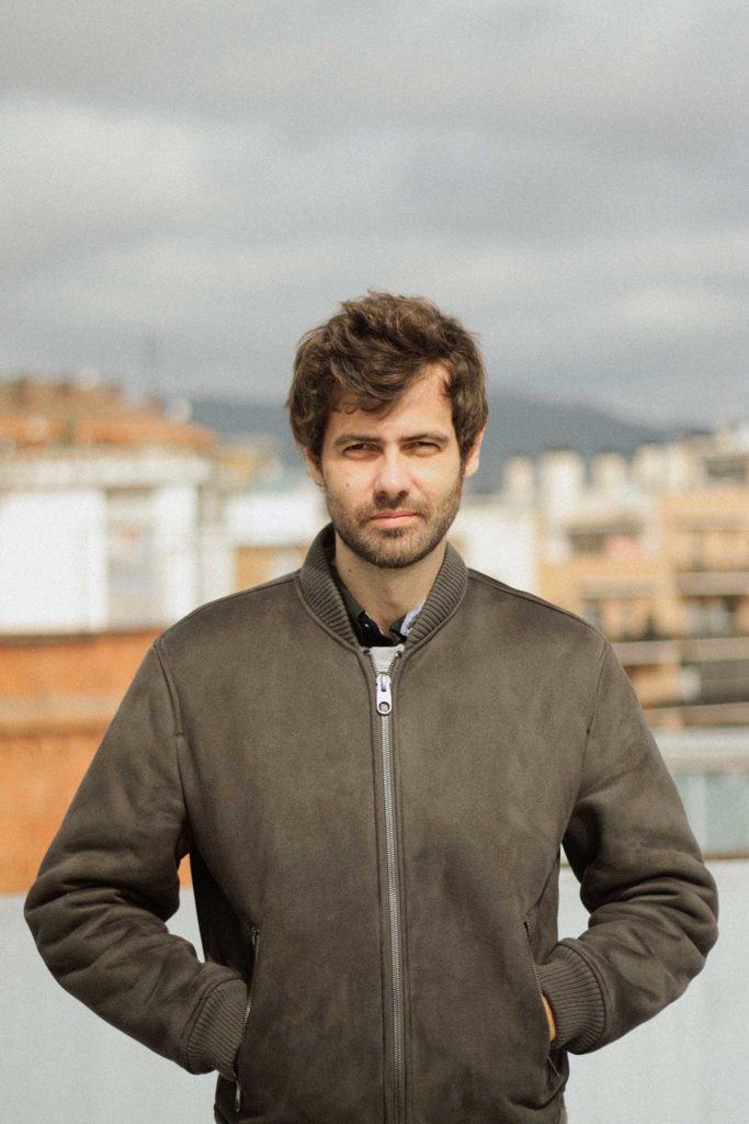 further_es's tweet photo. Albert Gómez (@kadmonidas) conversa con @victorbalcells sobre su novela ciberpunk 'Discotecas por fuera' publicada por @AnagramaEditor en el que una secta de posicionadores web lucha contra un peligroso virus digital

 https://t.co/od5KZUpnU4 https://t.co/32mSkmqrTx