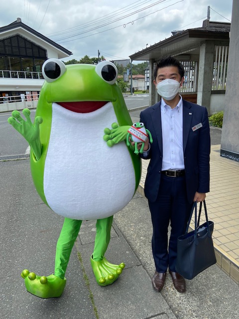 kerohira0629's tweet photo. 教育旅行のお見送りで　＃平泉レストハウス　にお邪魔したケロ⭐近寄ってきてくれたり、たくさん写真を撮ってくれたりして、楽しかったケロ～🐸天気も良くて、みんな優しくて　＃ケロ平　大満足ケロ❕
＃平泉世界遺産の日まであと7日　＃平泉世界遺産　＃平泉　＃南いわて https://t.co/bXxfDNHoXU