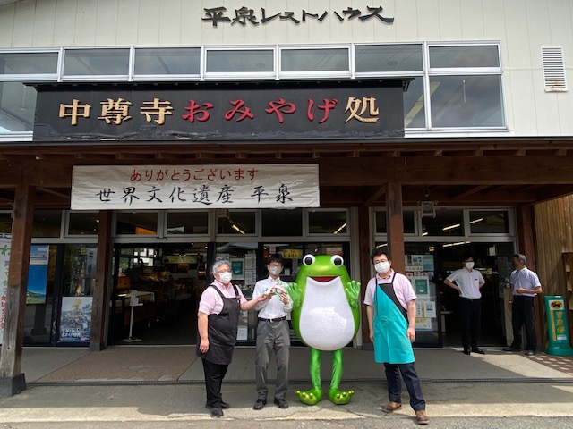 kerohira0629's tweet photo. 教育旅行のお見送りで　＃平泉レストハウス　にお邪魔したケロ⭐近寄ってきてくれたり、たくさん写真を撮ってくれたりして、楽しかったケロ～🐸天気も良くて、みんな優しくて　＃ケロ平　大満足ケロ❕
＃平泉世界遺産の日まであと7日　＃平泉世界遺産　＃平泉　＃南いわて https://t.co/bXxfDNHoXU